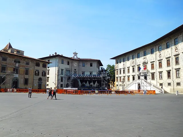 Piazza dei Cavalieri in Pisa: a wide paved square surrounded by historic palaces